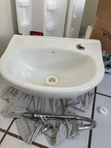 Pia e torneira para banheiro