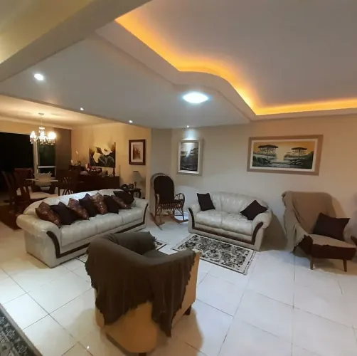 FAMÍLIA VENDE TUDO - Lote Móveis Nobres e Relíquias