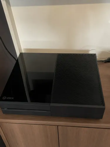 Xbox One original, também conhecido como Xbox One Fat, lançado em 2013. Ele tem o design