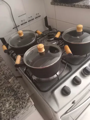 3 panelas de ferro com tampa