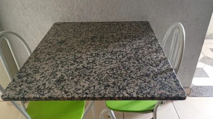 Vendo mesa de mármore com 2 cadeiras 250,00