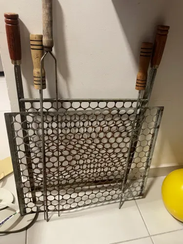 Vendo duas grelhas e um espeto para churrasco