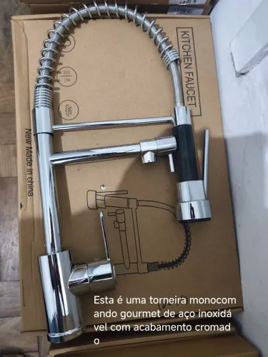produto é fabricado em aço inoxidável ou metal e possui uma ducha extensível.