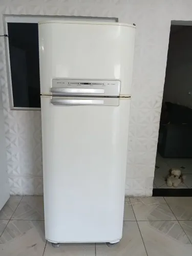 Vende-se uma geladeira Electrolux novinha 220v
