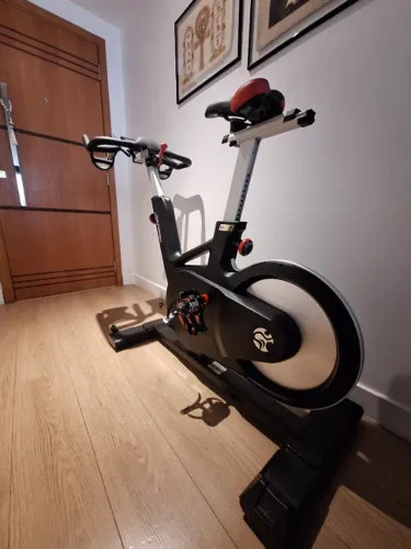 BICICLETA SPINNING LIFE FITNESS IC5