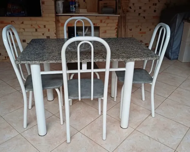 MESA DE MÁRMORE COM 4 CADEIRAS 