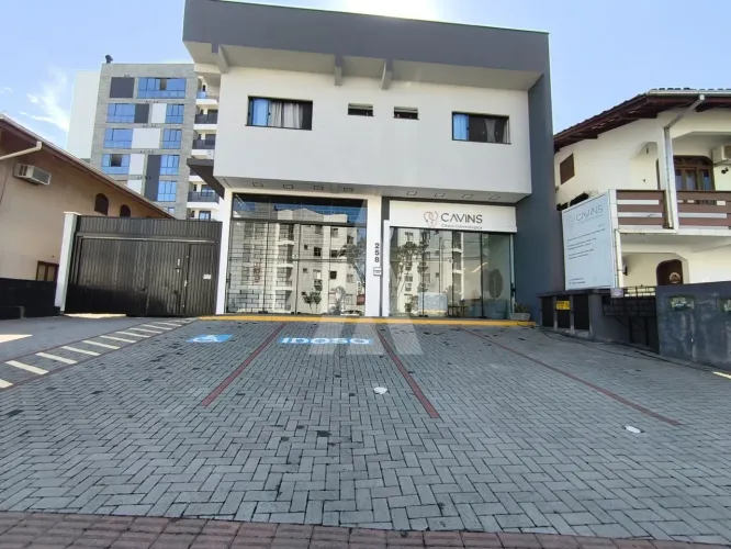 SALA COMERCIAL NO SANTO ANTONIO COM 100 M² ÚTIL E 4,5 M DE PÉ DIREITO