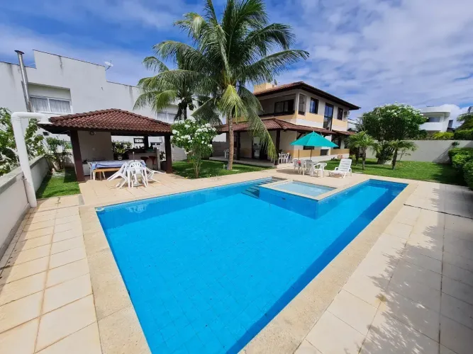 Excelente Casa 4/4, com Piscina e Área Verde, Busca Vida, Camaçari, BA.