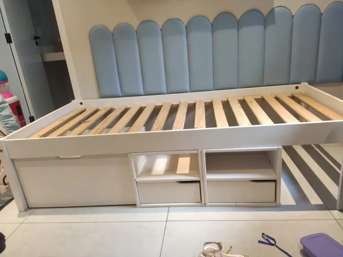 Cama de solteiro com gavetas 