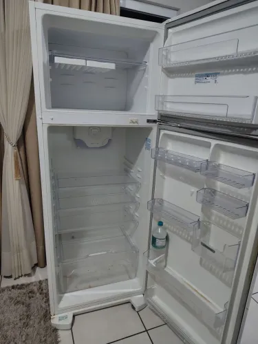 Vendo geladeira duplex em bom estado de conservação com mal funcionamento.