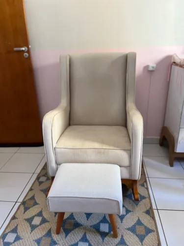 Vende-se Cadeira da mamãe com apoio para os pés.