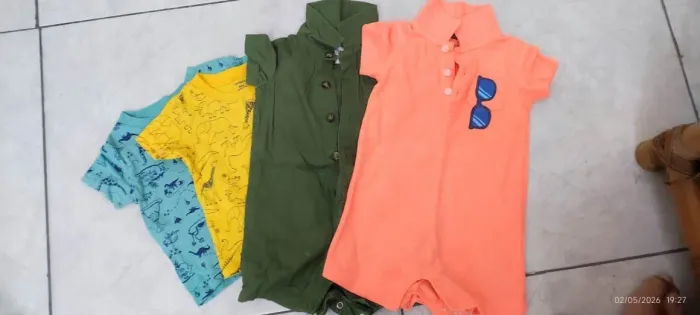Camiseta e macacão carters