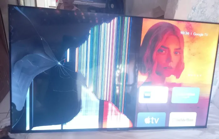 TV TCL 55 polegada,com defeito ,funcionando um lado para retirada de peças. Valor 150