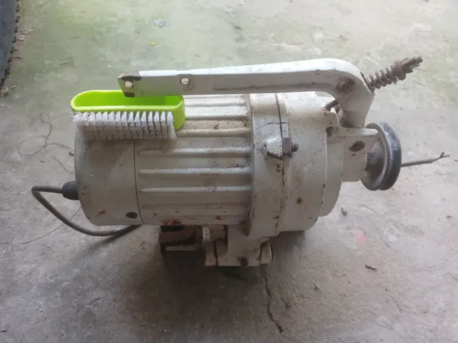 Motor para máquina de costura, funcionando
