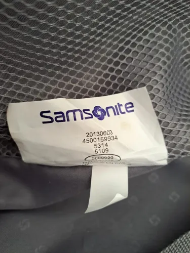 Mala Samsonite grande, medindo 70,5 x 30 x 45,6 em ótimo estado e perfeitas condições