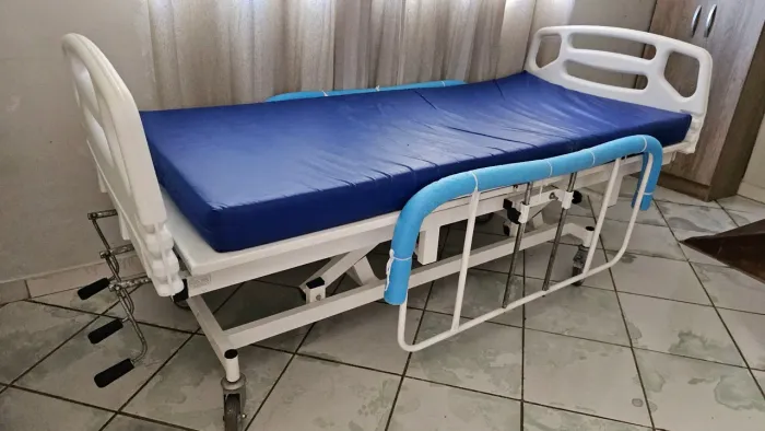 Cama 3 manivelas + colchão pneumático + cadeira roda + banho + muleta + suporte soro