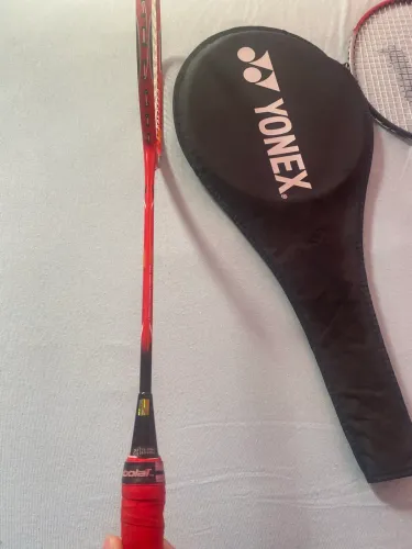 Raquete de badminton YONEX ORIGINAL. Com capa e mais uma de brinde.