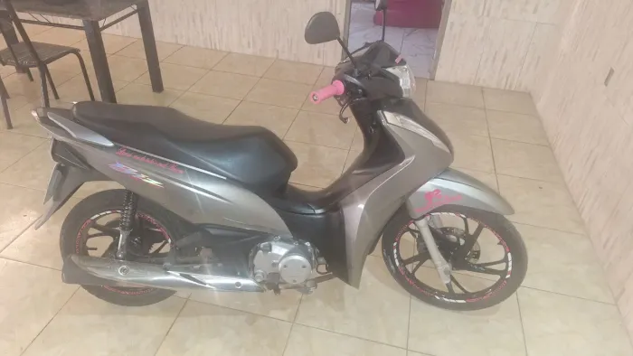 Vendo essa moto Biz por motivo de viagem.