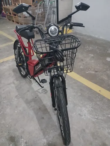 Bike elétrica vermelha, Duos, aro 26, ano 2024.