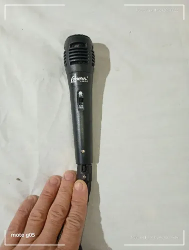 Microfone com fio Lenoxx Sound ideal para Karaokê