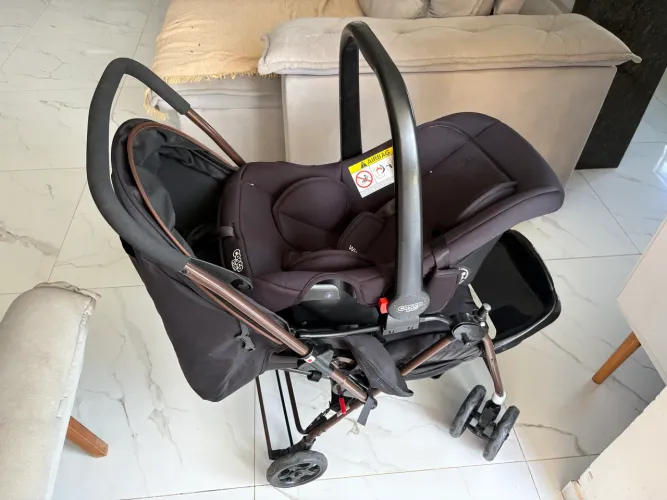 Carrinho com bebê conforto