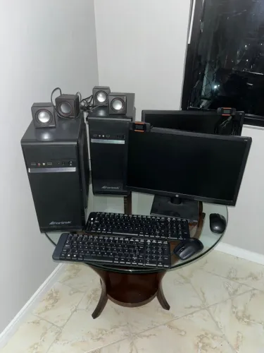 ? Vendo 2 Computadores de Mesa Completos - Prontos para Uso!