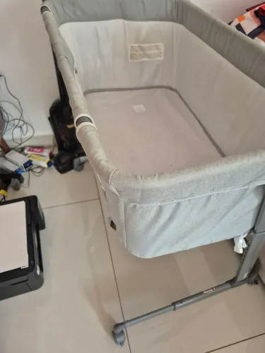 Berço Acoplável Cosco Pluggy Cinza com Regulagem de Altura e Rodinhas