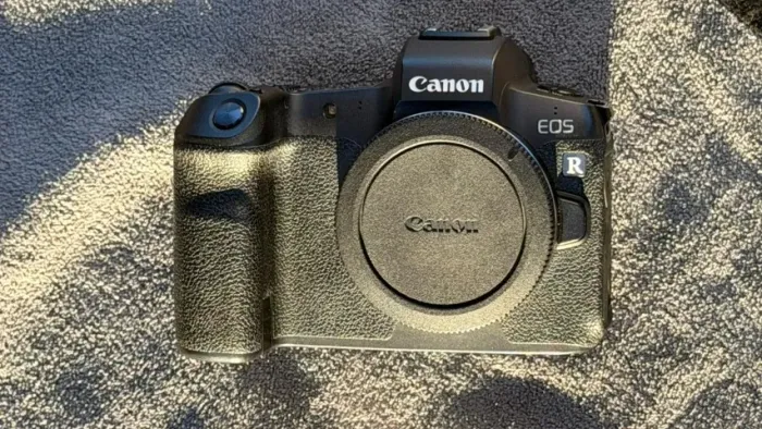 Câmera Canon R - 30.3 MP sem adaptador de lentes