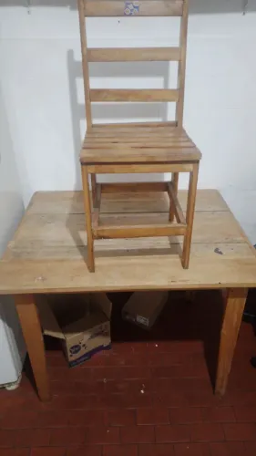 Mesa madeira artesanal com 4 cadeiras