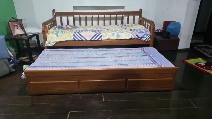 Bicama de madeira maciça acompanha os colchões, embaixo 3 gavetas grandes.