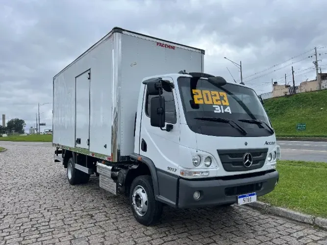 MB Accelo 1017 ano 2023/23 - Mercedes benz - Euro 6 - Baú 5,40 metros - Impecável