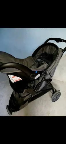 Carrinho com bebê conforto e suporte 
