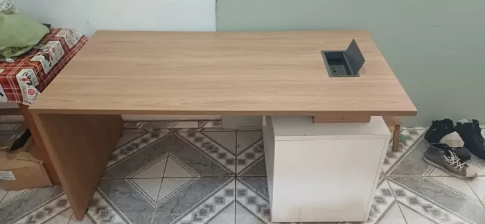 Mesa e cadeira de escritórios