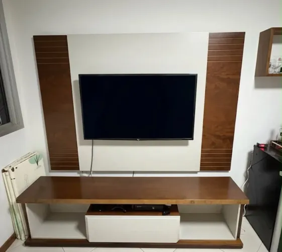 Painel com rack de TV