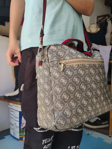 Bolsa Maternidade Multifuncional Guess Monograma Cinza