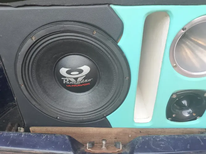 Vendo caixa de som de carro semi nova