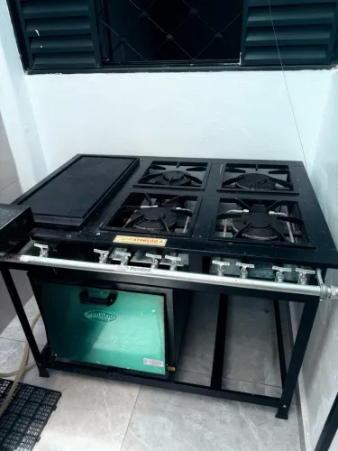 Fogão Industrial De Piso 4 Bocas + Chapa + Forno Cristal Aço Cor Preto 