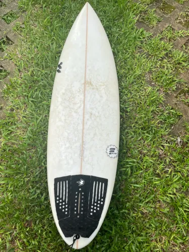 Prancha de surf 5,9 com as quilhas de fibra