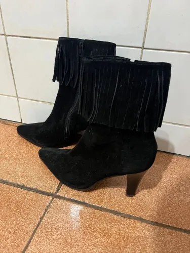 Bota preta com franjas, salto médio - tamanho 37