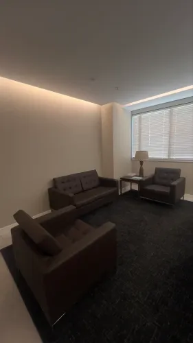 Sofá  fixo couro marrom 