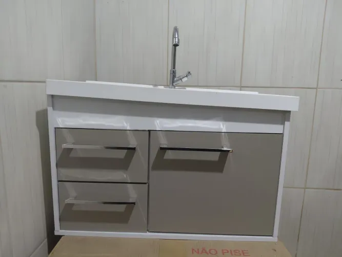 Gabinete de banheiro branco e marrom , vem com a torneira e espelho .