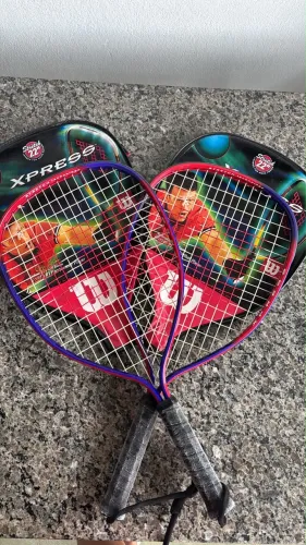 Raquete de Raquetebol Wilson Xpress: com tecnologia Stretch 22" e inclui uma capa.