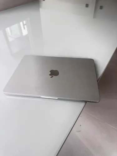 MACBOOK AIR M2 POUCO USADO