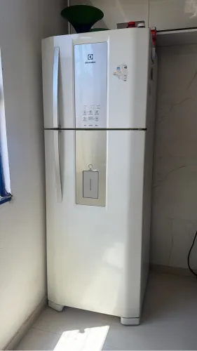 Vende se geladeira semi nova