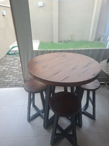Mesa Bistrô com 4 banquetas.
