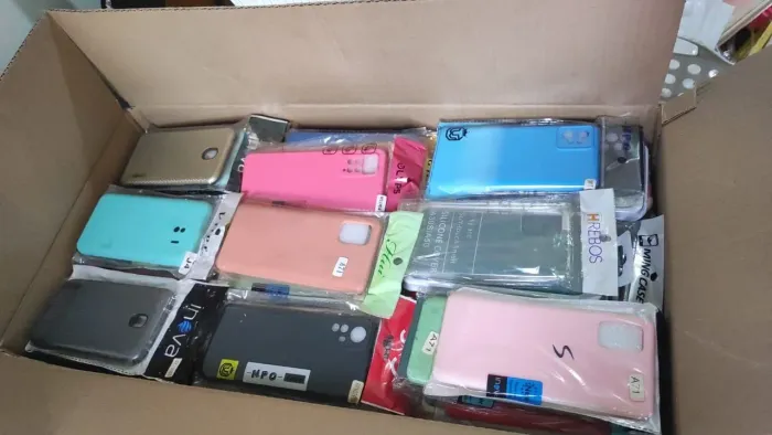 Capas e acessórios de celulares, fones de ouvido e outros