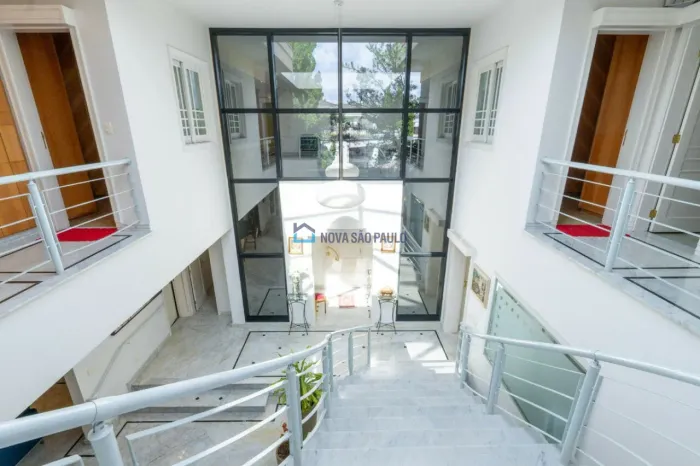 Casa para Locação com 5 quartos em condomínio na Chácara Monte Alegre