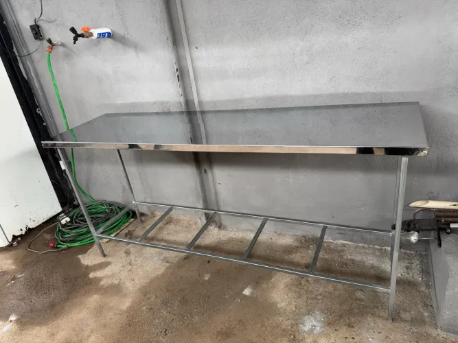 Mesa bancada inox com prateleira de grade base galvanizada. 