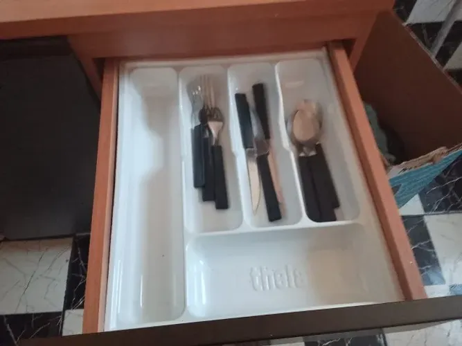 Fogão de 4 bocas e armário de cozinha.