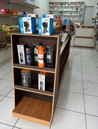 Vendo este expositor em MDF para loja de celular aceita proposta